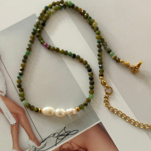 Mila Choker Seaweed Green & Freshwater Pearl