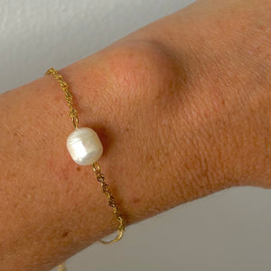 Sienna Pearl Bracelet, patterned detail chain