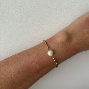 Delicate pearl bracelet, tear drop 18k gold chain