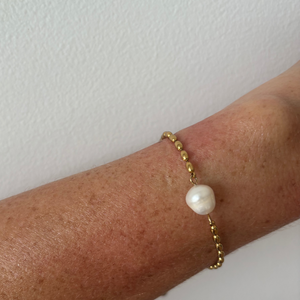 Delicate pearl bracelet, tear drop 18k gold chain